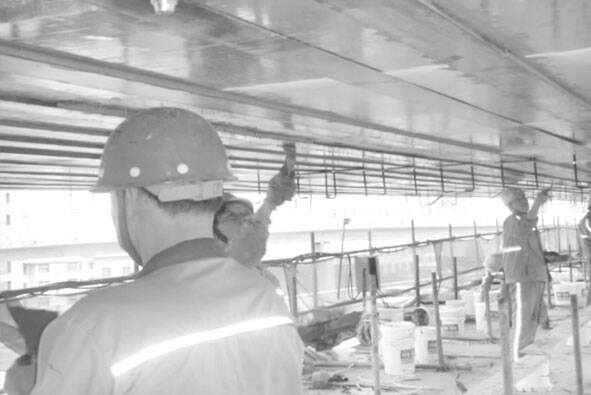 Apply carbon fiber plate glue Apply carbon fiber plate glue