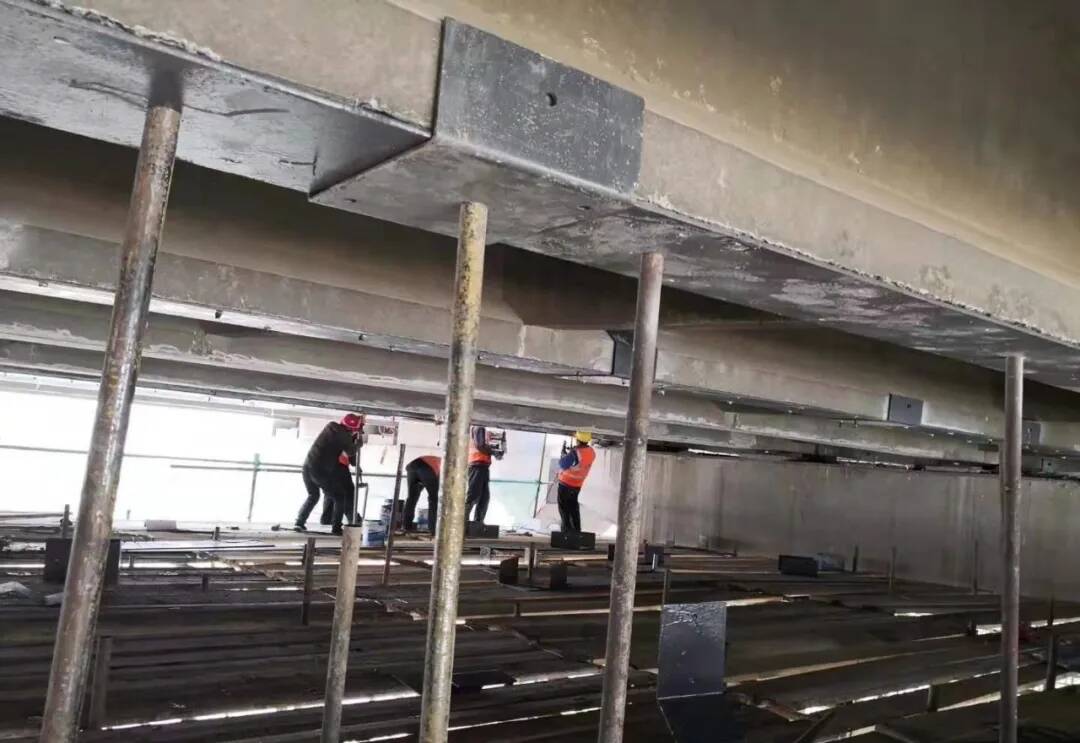 Horse steel jacketing of bridge Horse steel jacketing of bridge